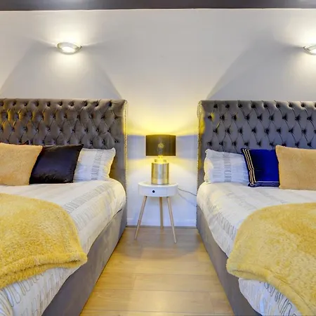 City Centre Jewel: 2-Bedroom with Secured Parking Birmingham Exterior photo