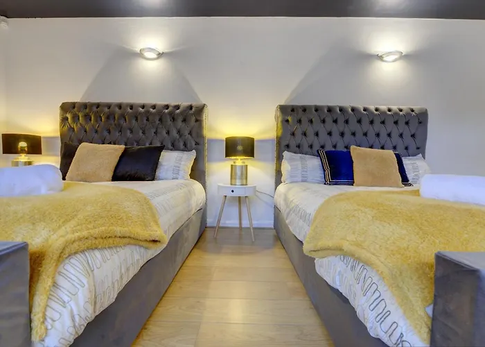 City Centre, 2 Bedroom, Secured Parking, 3 King Bed, Wifi Sleep 6 Guest Comfortable On Three King Size Beds, Jewellery Quarter , Birmingham City Centre , Allocated Secured Parking