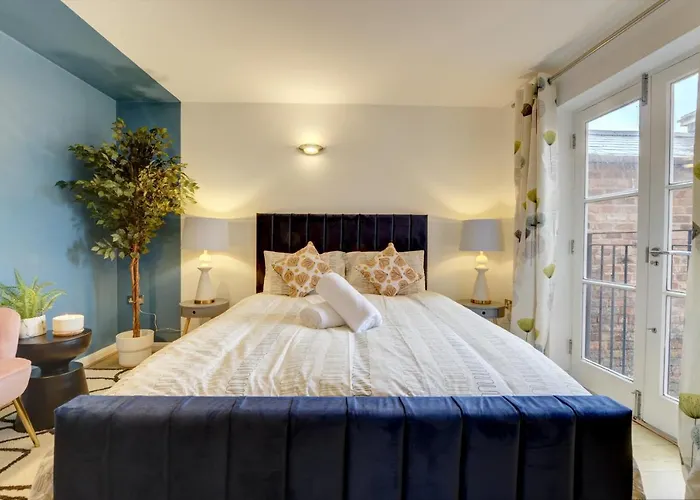 City Centre, 2 Bedroom, Secured Parking, 3 King Bed, Wifi Sleep 6 Guest Comfortable On Three King Size Beds, Jewellery Quarter , Birmingham City Centre , Allocated Secured Parking